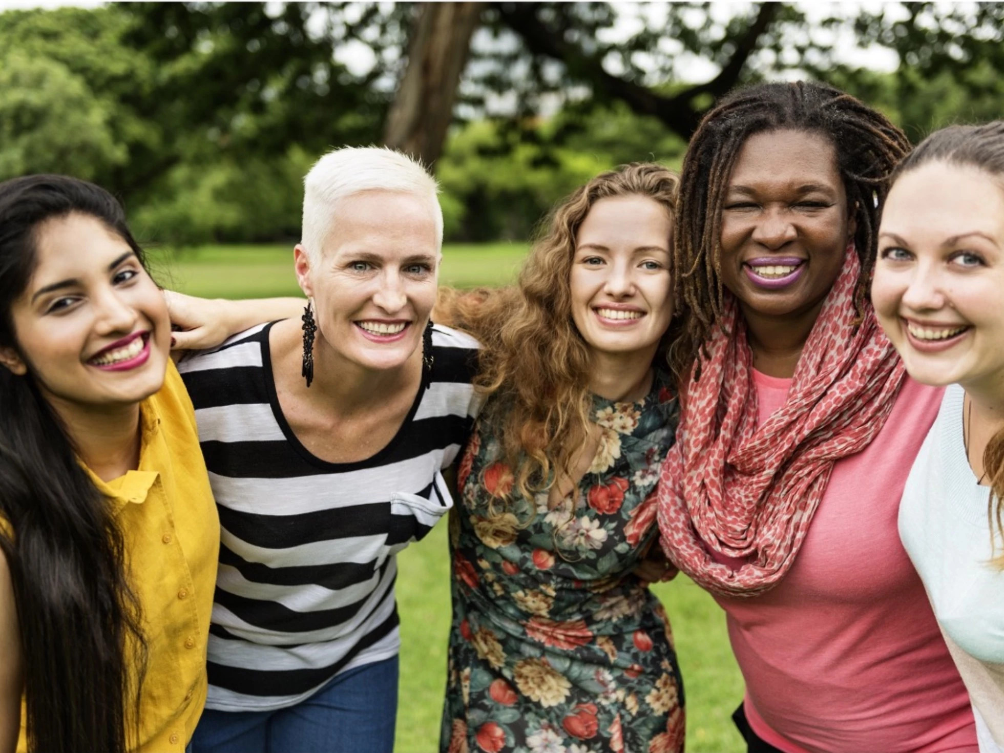 微笑的多元化女性团体