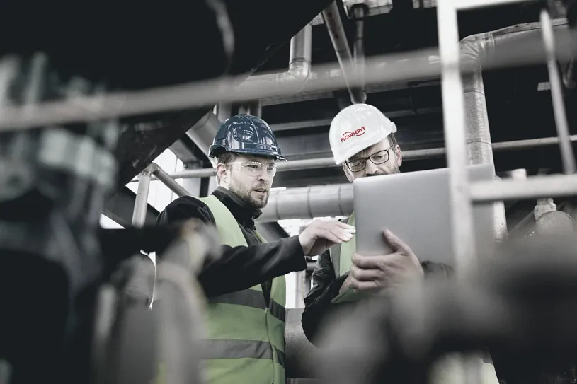 在管道旁工作的人员