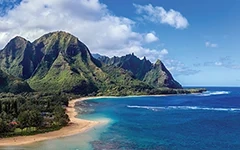 阳光明媚的山岛和海洋景观